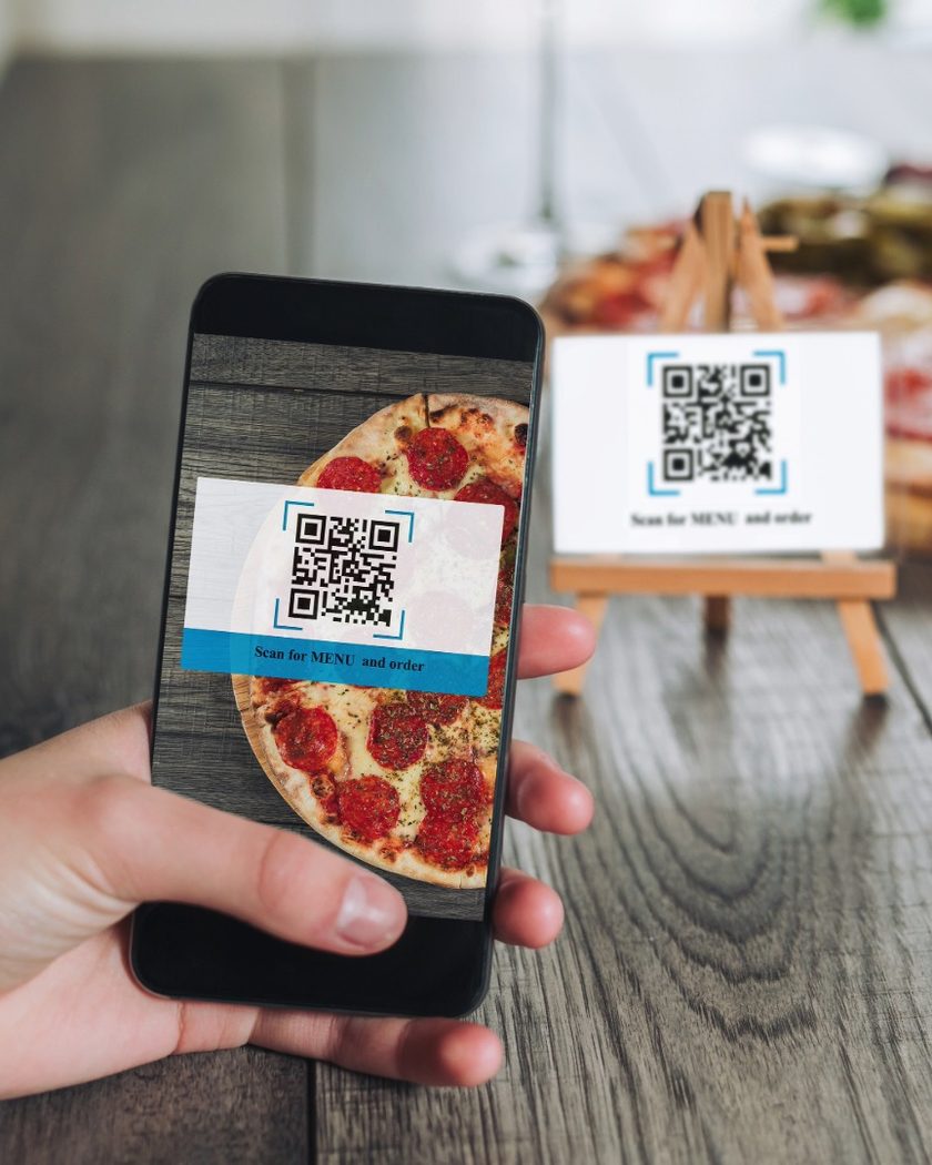 Müşteri telefonuyla masadaki QR kodu tarıyor
